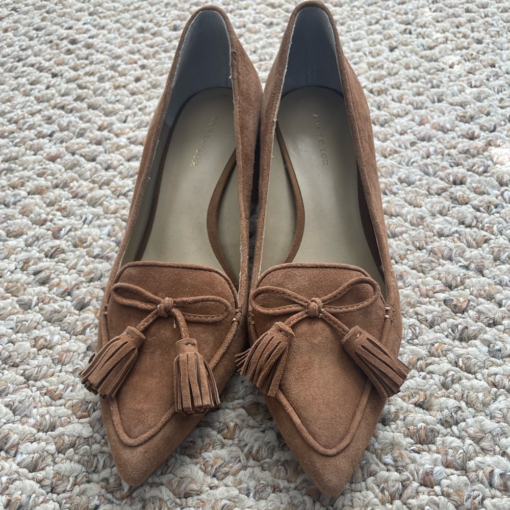 Ann Taylor Block Heel Pointed Toe Tassel Loafer | Camel | Size 5.5